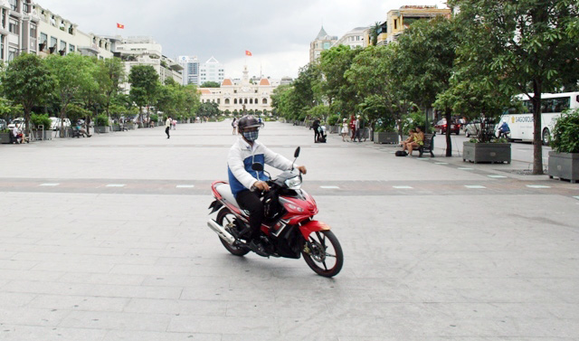 Xe máy phóng trên phố đi bộ ở Sài Gòn, du khách ngán ngẫm - 5