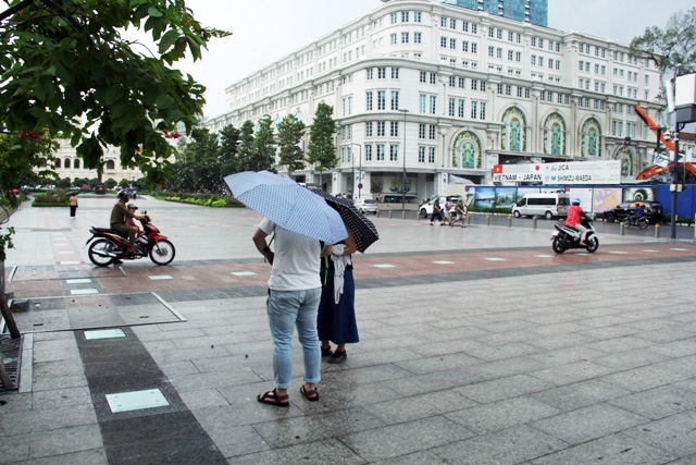 Xe máy phóng trên phố đi bộ ở Sài Gòn, du khách ngán ngẫm - 6