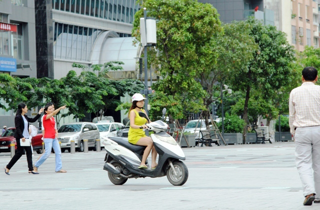 Xe máy phóng trên phố đi bộ ở Sài Gòn, du khách ngán ngẫm - 7