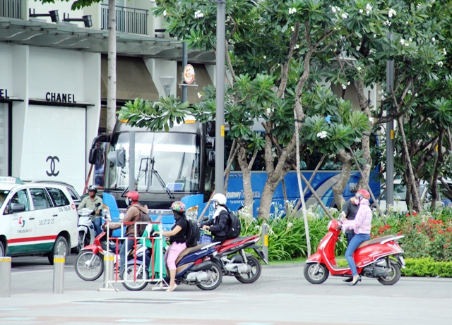 Xe máy phóng trên phố đi bộ ở Sài Gòn, du khách ngán ngẫm - 8