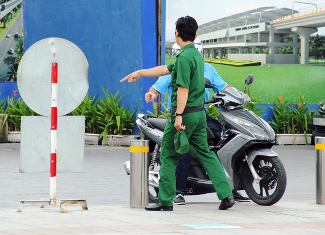 Xe máy phóng trên phố đi bộ ở Sài Gòn, du khách ngán ngẫm - 9