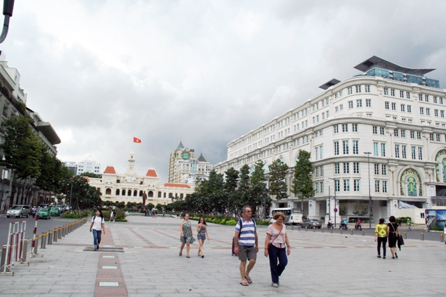 Xe máy phóng trên phố đi bộ ở Sài Gòn, du khách ngán ngẫm - 10