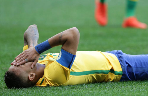 Hòa thất vọng, Neymar và đồng đội bị CĐV nhà la ó - 1