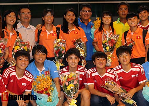 ĐT nữ Việt Nam rạng rỡ trở về sau trận thắng Thái Lan - 1