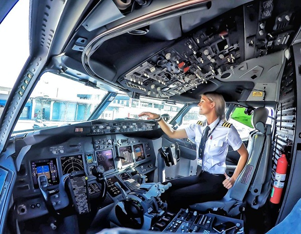 Nữ phi công xinh đẹp, quyến rũ nhất thế giới - 3