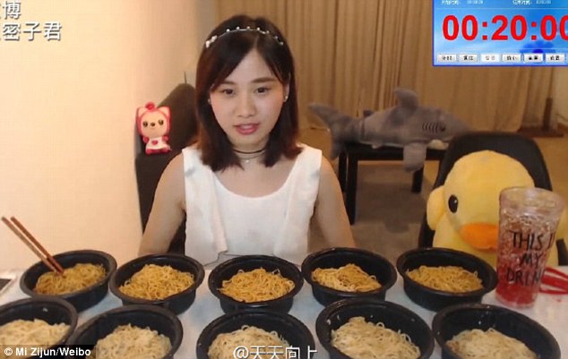 Video: Cô gái trẻ ăn một lúc hết 4kg cơm trắng - 1