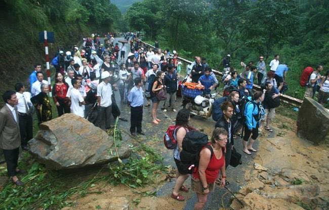 Sạt lở sau mưa lũ lớn, du khách mắc kẹt tại Sa Pa - 2