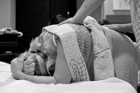 Cô gái ung thư quỳ gối trước ân nhân mang thai hộ - 3