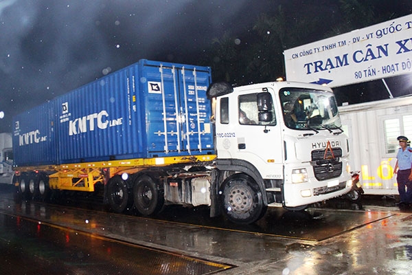 Bắt tại trận bãi dồn hàng tiếp tay xe quá tải - 1