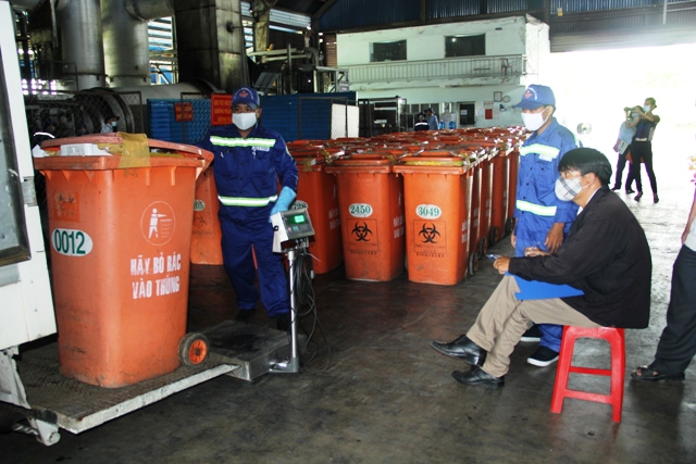 Người dân TP.HCM mục sở thị đại công trường xử lý rác - 2