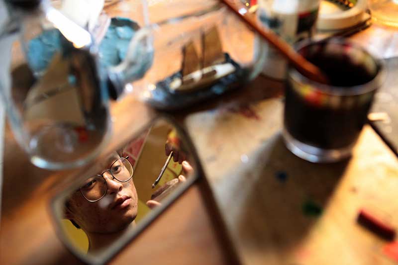 “Phù thủy” 9x có tài “nhốt” tàu chiến, máy bay vào… chai - 3