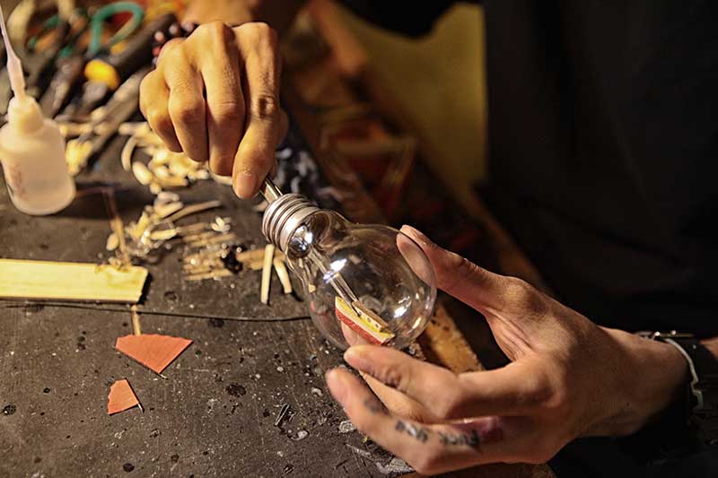 “Phù thủy” 9x có tài “nhốt” tàu chiến, máy bay vào… chai - 4