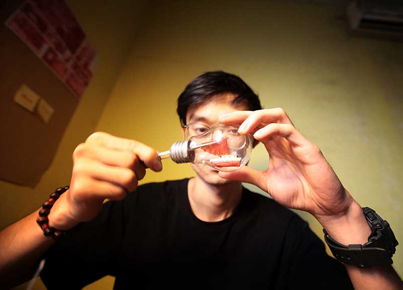 “Phù thủy” 9x có tài “nhốt” tàu chiến, máy bay vào… chai - 5