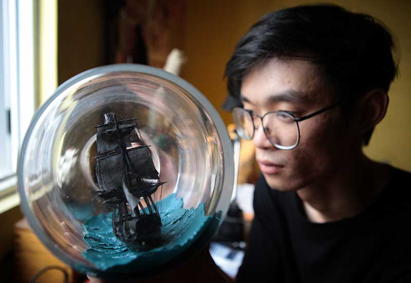 “Phù thủy” 9x có tài “nhốt” tàu chiến, máy bay vào… chai - 8