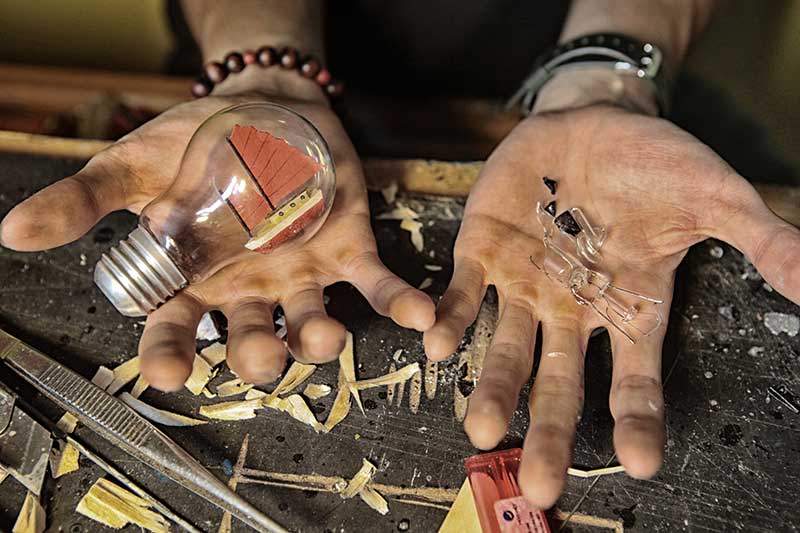 “Phù thủy” 9x có tài “nhốt” tàu chiến, máy bay vào… chai - 6