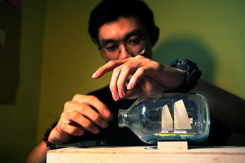 “Phù thủy” 9x có tài “nhốt” tàu chiến, máy bay vào… chai - 7