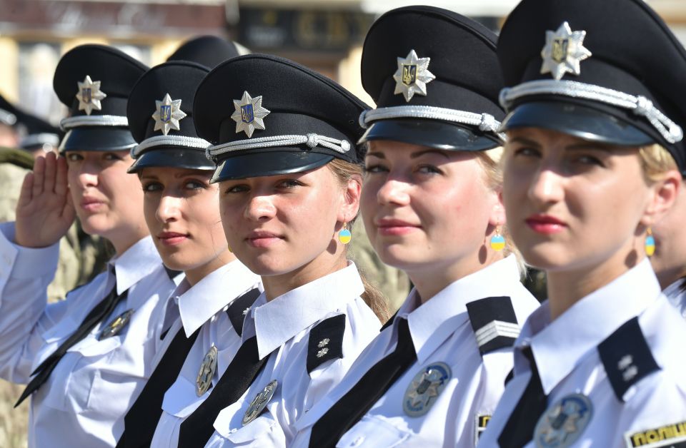 Dàn nữ cảnh sát Ukraine hấp dẫn chụp &#34;tự sướng&#34; trên phố - 1