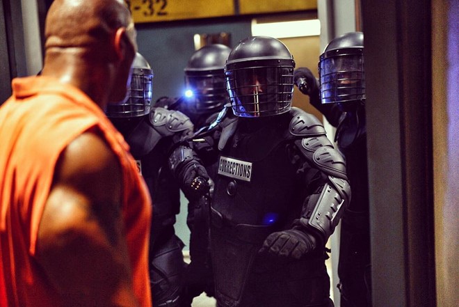 The Rock khoe cơ bắp tung hoành trong “Fast & Furious 8” - 3