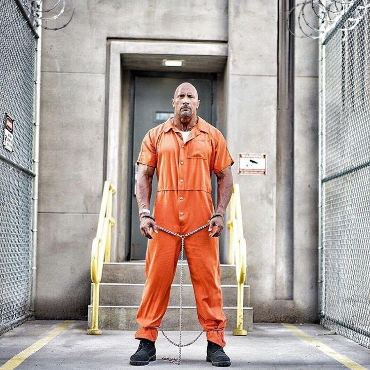 The Rock khoe cơ bắp tung hoành trong “Fast & Furious 8” - 2
