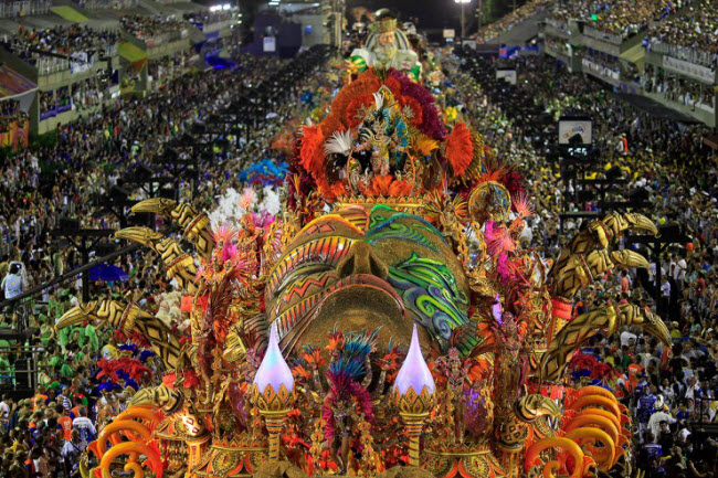 Lễ hội Carnival tại thành phố Rio de Janeiro là một trong những lễ hội hấp dẫn và nổi tiếng nhất trên thế giới. Các vũ công samba mất cả năm để chuẩn về mặt kỹ thuật và trang phục cho sự kiện này.