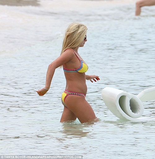 "Hoa hậu mây mưa trên TV" khoe dáng đẫy đà với bikini - 11