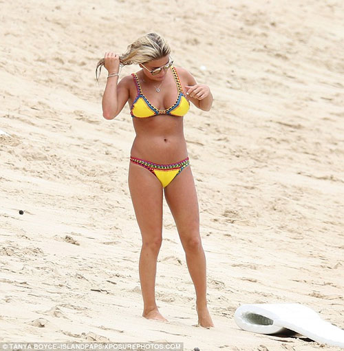 "Hoa hậu mây mưa trên TV" khoe dáng đẫy đà với bikini - 10