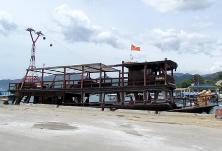 Khánh Hòa: Tàu du lịch bị đâm chìm ngay tại cảng - 1