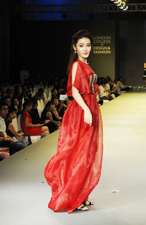 Andrea gợi cảm, Huyền My nổi bật đi xem thời trang - 3