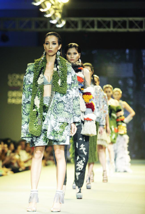 Andrea gợi cảm, Huyền My nổi bật đi xem thời trang - 8