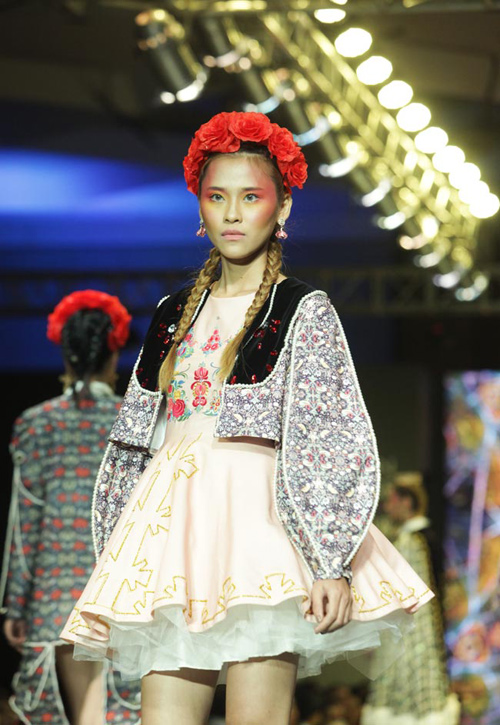 Andrea gợi cảm, Huyền My nổi bật đi xem thời trang - 11