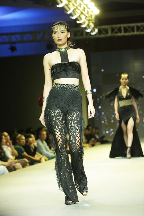 Andrea gợi cảm, Huyền My nổi bật đi xem thời trang - 13