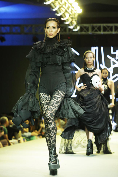 Andrea gợi cảm, Huyền My nổi bật đi xem thời trang - 12