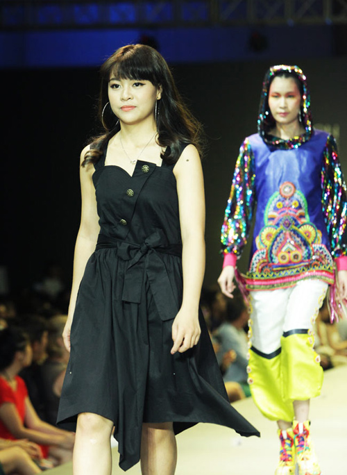 Andrea gợi cảm, Huyền My nổi bật đi xem thời trang - 2