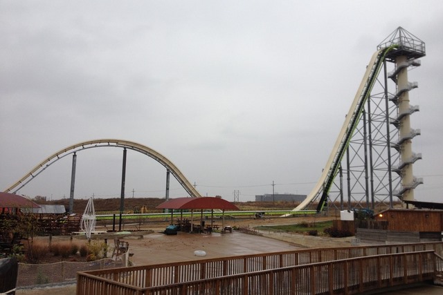 Bé trai 10 tuổi tử nạn ở cầu trượt nước cao nhất thế giới - 2