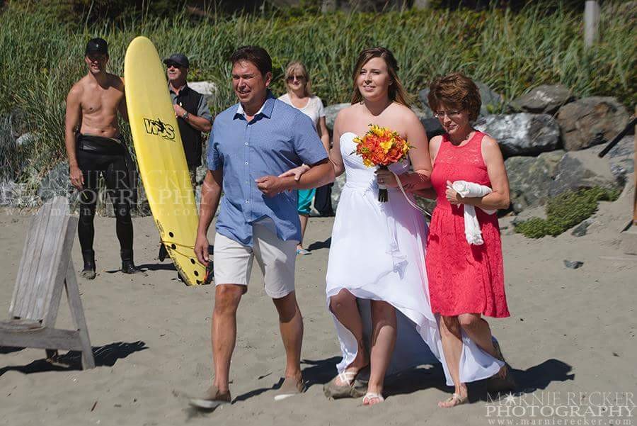 Thủ tướng Canada cởi trần, vô tình lọt vào ảnh cưới - 1