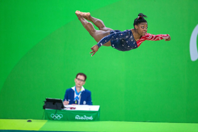 Nữ VĐV thể dục dụng cụ người Mỹ - Simone biles, thực hiện bài nhào lộn tựa như một chú chim đang bay trên không trung.
