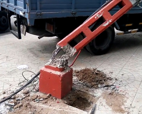 Tài xế bỏ trốn sau khi "ngắt" điện hàng trăm ngôi nhà - 2