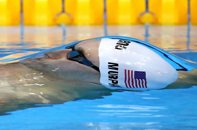 Ryan Murphy tham dự nội dung bơi 100 ngửa, biến ảo dưới làn nước trong xanh.
