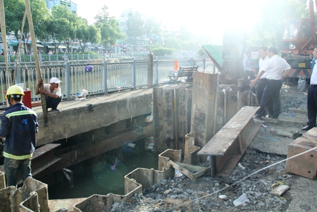 Hàng ngàn phương tiện xếp hàng đi qua “hố tử thần” lớn nhất SG - 7