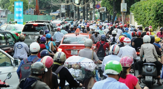 Hàng ngàn phương tiện xếp hàng đi qua “hố tử thần” lớn nhất SG - 3