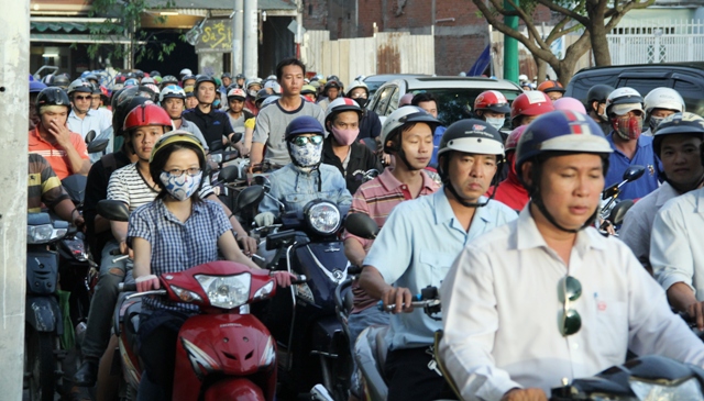 Hàng ngàn phương tiện xếp hàng đi qua “hố tử thần” lớn nhất SG - 5