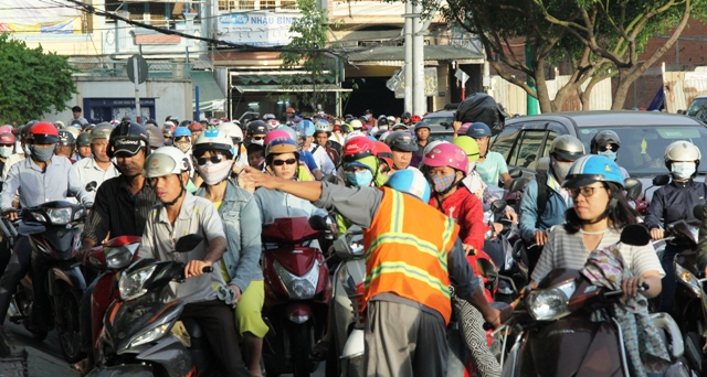 Hàng ngàn phương tiện xếp hàng đi qua “hố tử thần” lớn nhất SG - 6