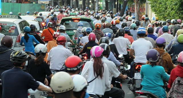 Hàng ngàn phương tiện xếp hàng đi qua “hố tử thần” lớn nhất SG - 4