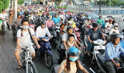 Hàng ngàn phương tiện xếp hàng đi qua “hố tử thần” lớn nhất SG - 2