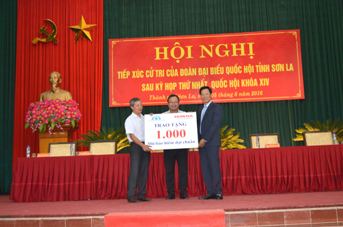 Honda Việt Nam trao tặng 1.000 mũ bảo hiểm cho trẻ em và người dân Sơn La - 1