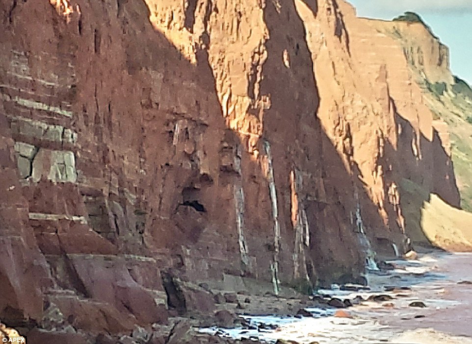 Hình khuôn mặt kỳ quái trên vách đá ở Anh - 1