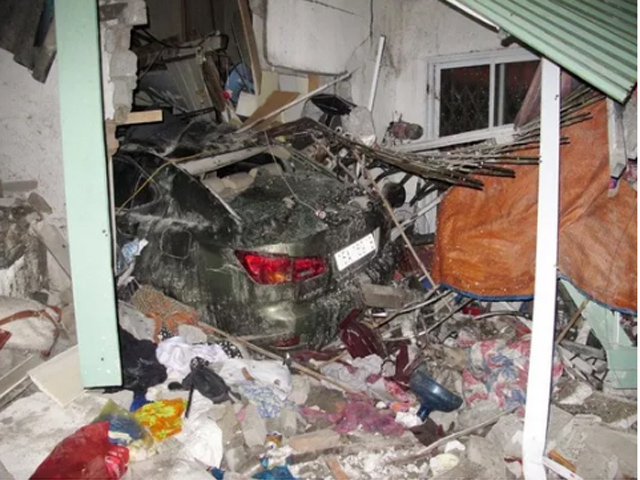 Xế hộp Lexus tông vào nhà dân, 6 người thương vong - 1
