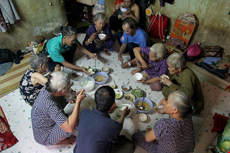 Cuộc sống của "đại gia đình" 37 người bán vé số ở Sài Gòn - 1