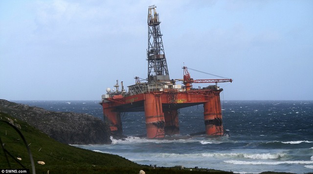 Scotland: Giàn khoan 17.000 tấn ở biển bị gió đẩy lên bờ - 1
