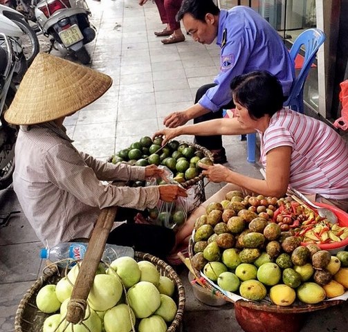 Thanh niên Tây đi 80 nước khen Hà Nội “rất vui” - 9